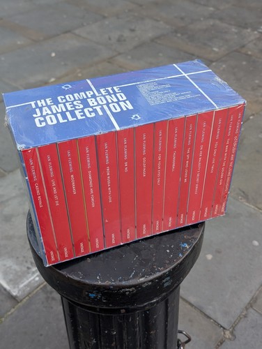 Complete james bond boxed - james,