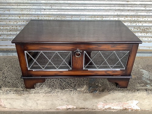 Small mahogany stand with - small, tv
