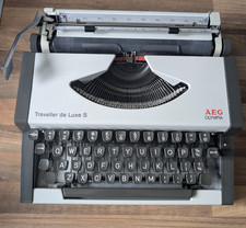 Traveller de Luxe S AEG Olympia Vintage Typewriter