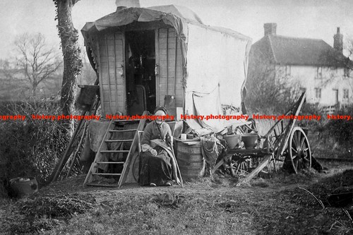 F014424 gypsy woman sitting - f014424,
