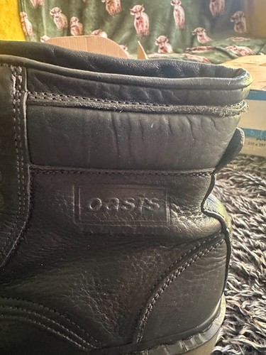 Rare oasis here now boots - oasis,