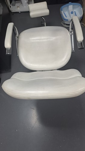 Pedicure chair with - a, leg