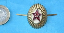 RUSSIAN ARMY FULL SIZED CAP BADGE WITH REAR PRONG FIXING (E).