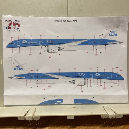 144 scale model airliner - 1/144,