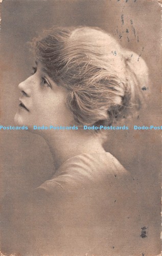 R549521 woman with light - r549521,