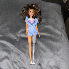 Barbie GYB08 Fashionista Doll With Prosthetic Leg 