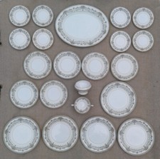 AYNSLEY - HENLEY - SELECTION OF PLATES.