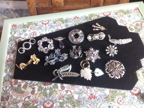 Beautiful brooches some - 15,