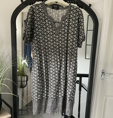 Black white geometric v neck - white, v-neck