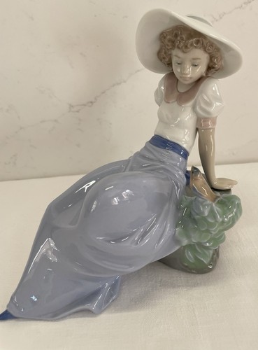 Nao lladro girl listening - lladro–girl,
