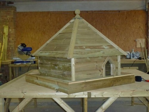 Large floating duck - , house