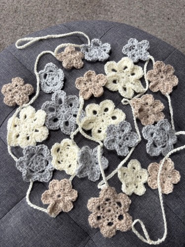 Crochet flower bunting beige