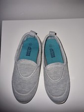 Girls slip on canvas shoes/