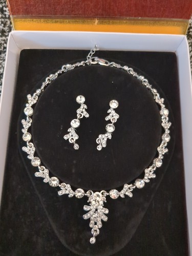 Diamond necklace and earring