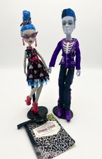 Monster High Ghoulia Yelps & Slo Mo Love’s Not Dead Twin Pack incl Stands VGC 