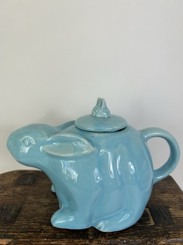 Vintage rabbit shaped teapot - ,