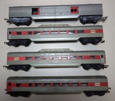 Tri-ang OO  4 Coaches, 2