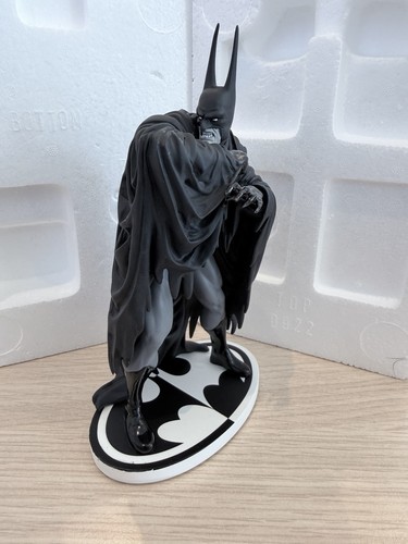 Batman black white statue - white,