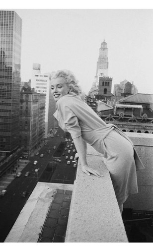 Marilyn monroe leaning - marilyn, over