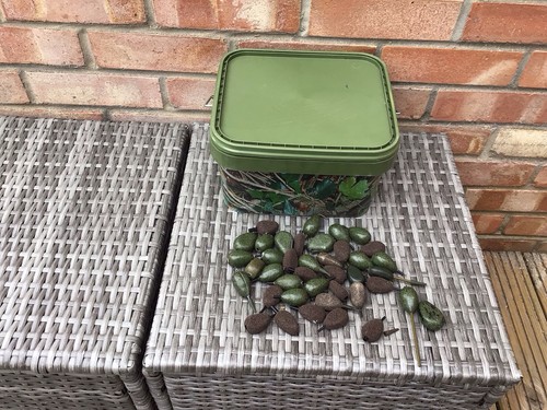 Bait bucket with mixed - bait,