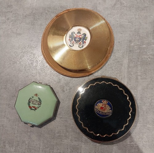 Lot vintage ladies powder - of,