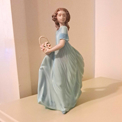 Lladro spring enchantment 6130 - spring,