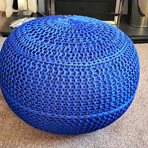 Blue round knitted fabric pouf - blue,
