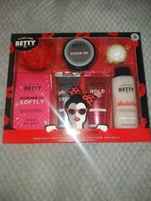 Along Came Betty Bath Set *New