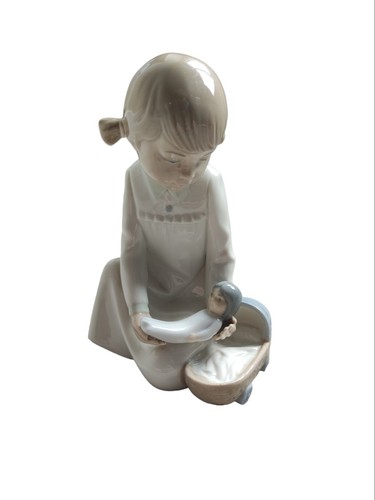Zaphir child with - with, doll