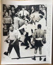 MUHAMMAD ALI CELEBRATES KO OF