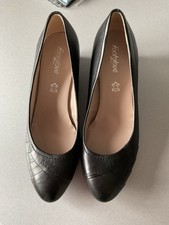 Beautiful Black Leather Ladies Shoes   ..Size 7  BRAND NEW