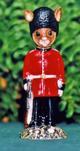 Royal doulton guardsman - doulton,