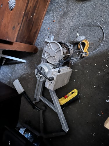 Scaffolding hoist 110v - ,