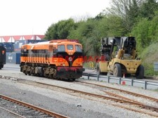 PHOTO  IRISH RAIL 071 CLASS LOCO NO 071 AND A CONTAINER CRANE ARE SEEN IN THE YA