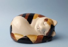 Quail Pottery Ceramics Tricolour sleeping Cat 4⅔in x 2½in
