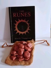 Horik Svensson - The Runes - 25 Ceramic Rune Stones With 128 Page Book And Bag