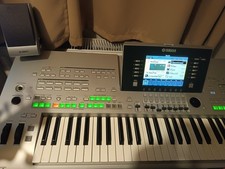 Yamaha Tyros 3 Digital Workstation with Speakers