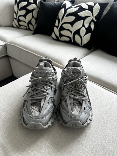 Pre owned authentic balenciaga - authentic,
