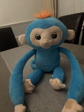 Fingerlings HUGS - boris blue