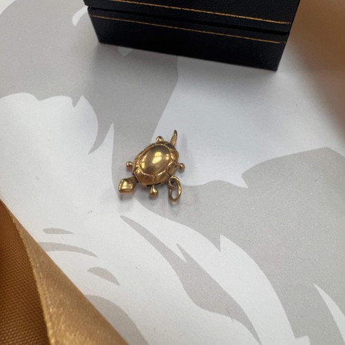 9ct gold movable turtle - gold,