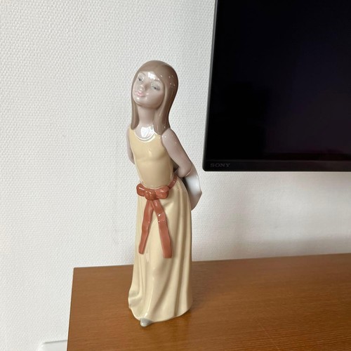 Lladro girl with hat - with,