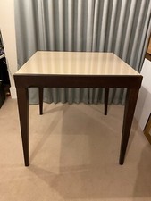 Mahogany-coloured extendable glass-top dinner/bar table