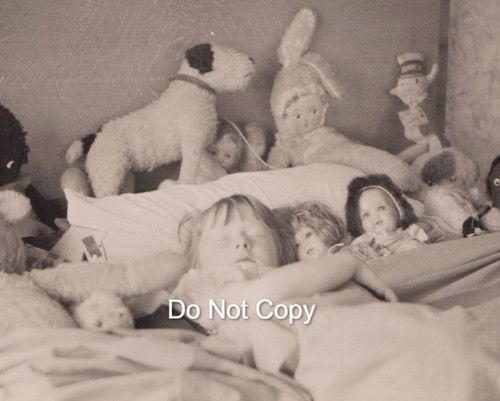 Vintage photo sleeping girl - photo,