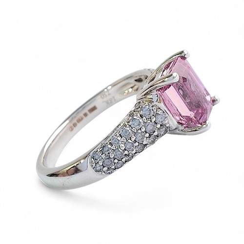 18ct white gold - 18ct, sapphire