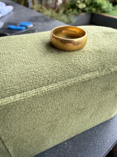 Heavy 22ct gold wedding band - 22ct,