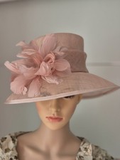 PEACH HAT WITH FEATHER
