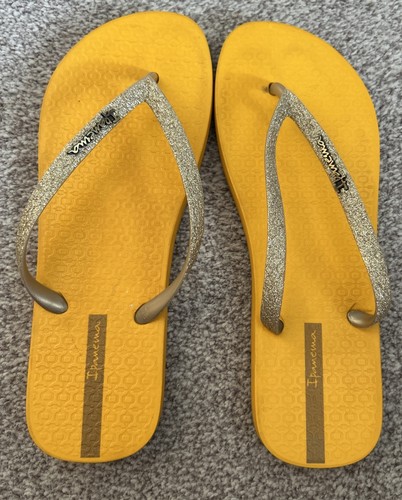 Sturdy gold flip flops - gold,