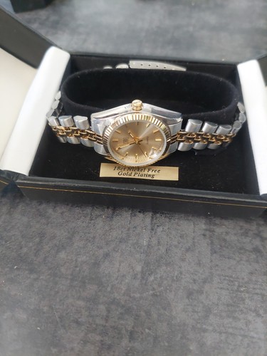 Vintage carvel quartz watch - carvel,