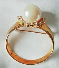Brooch ~ Ring Design ~ Large Faux Pearl & Sparkling Clear Diamantes ~ Gold Tone