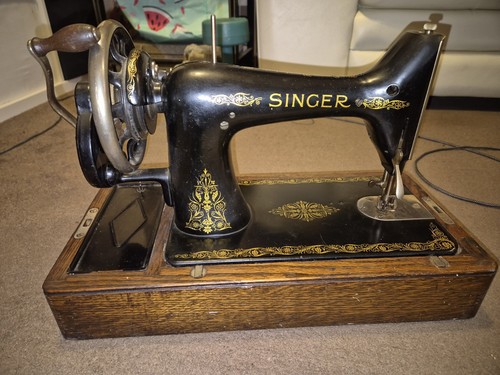 Vintage singer hand - hand, crank